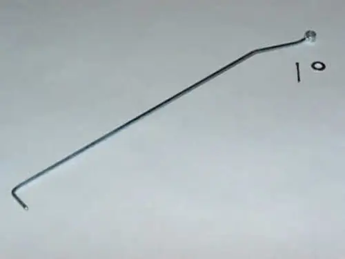 Remeha-Abgashebel aus Metall in länglicher Form, mit einem abgewinkelten Ende und zwei kleineren Bauteilen daneben, auf hellem Hintergrund.